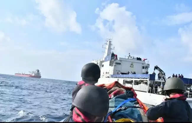 अरब सागर में ईरानी​ नाव पर विस्फोट, आईसीजी ने ईरानी मछुआरे को सुरक्षित बचाया