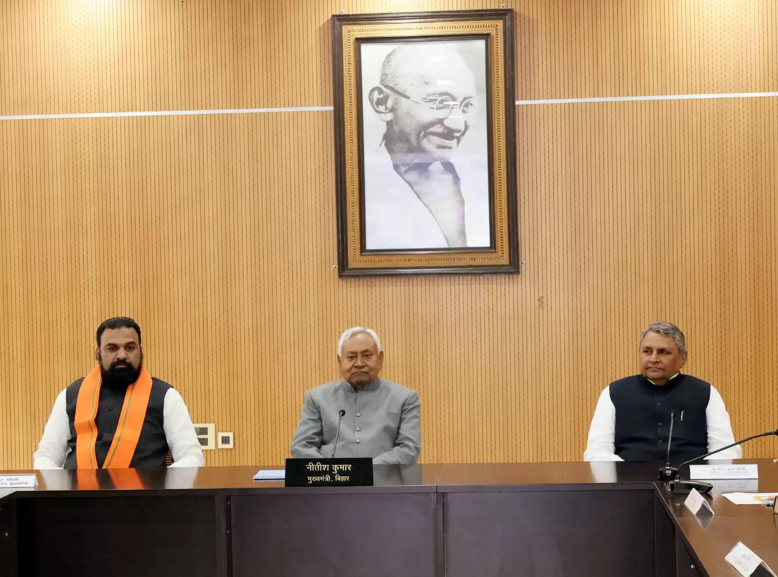 मुख्यमंत्री ने की प्रगति यात्रा की योजनाओं की समीक्षा,50 हजार करोड़ रुपये की परियोजनाओं पर तेजी से काम करने के दिए निर्देश