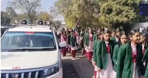 धारः कलेक्टर निवास के बाहर प्राचार्य बहाली को लेकर छात्राओं ने दिया धरना