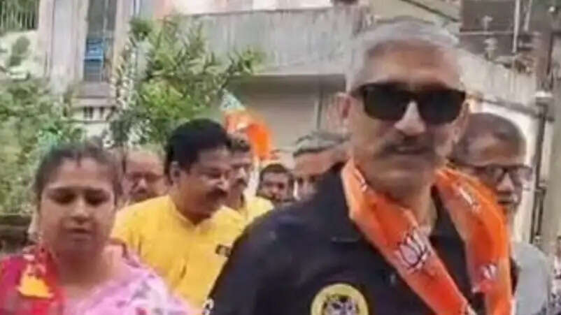 उत्तरपाड़ा में चुनावी प्रचार के दौरान भाजपा उम्मीदवार के पोशाक को लेकर विवाद, तृणमूल ने&nbsp;उठाया&nbsp;सवाल