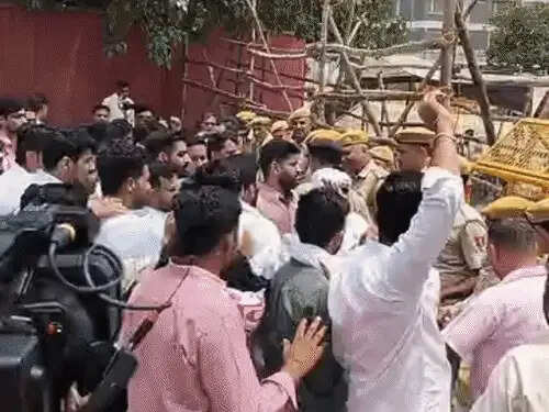 छात्रसंघ चुनाव बहाली को लेकर जयपुर में बवाल: विधानसभा कूच पर पुलिस से भिड़े छात्र