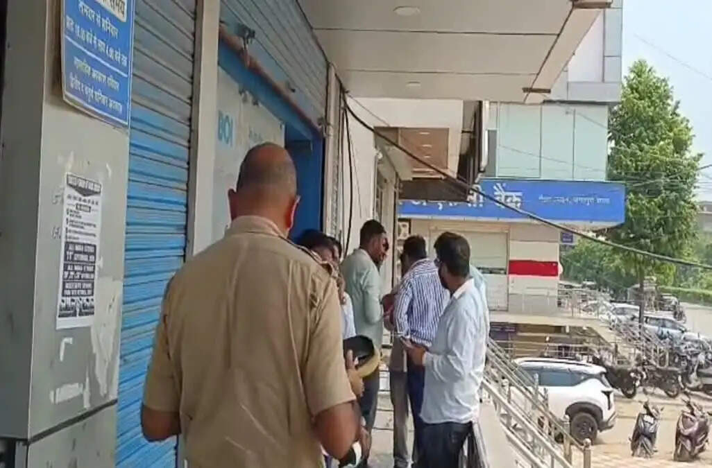 बैंक कर्मियों को पिस्तौल दिखाकर लूटे 42 लाख रुपए