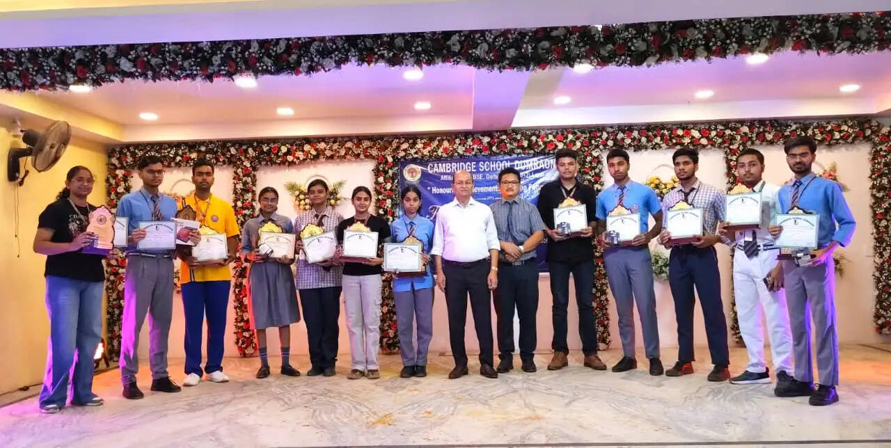 बक्सर के डुमरांव कैम्ब्रिज स्कूल में हुआ मेधावी विद्यार्थियों का सम्मान