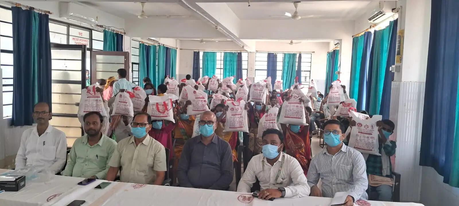 132 टीबी मरीजों को मिला फूड बास्केट, डीएम बोले- नियमित दवा और पौष्टिक आहार से टीबी पूरी तरह ठीक संभव