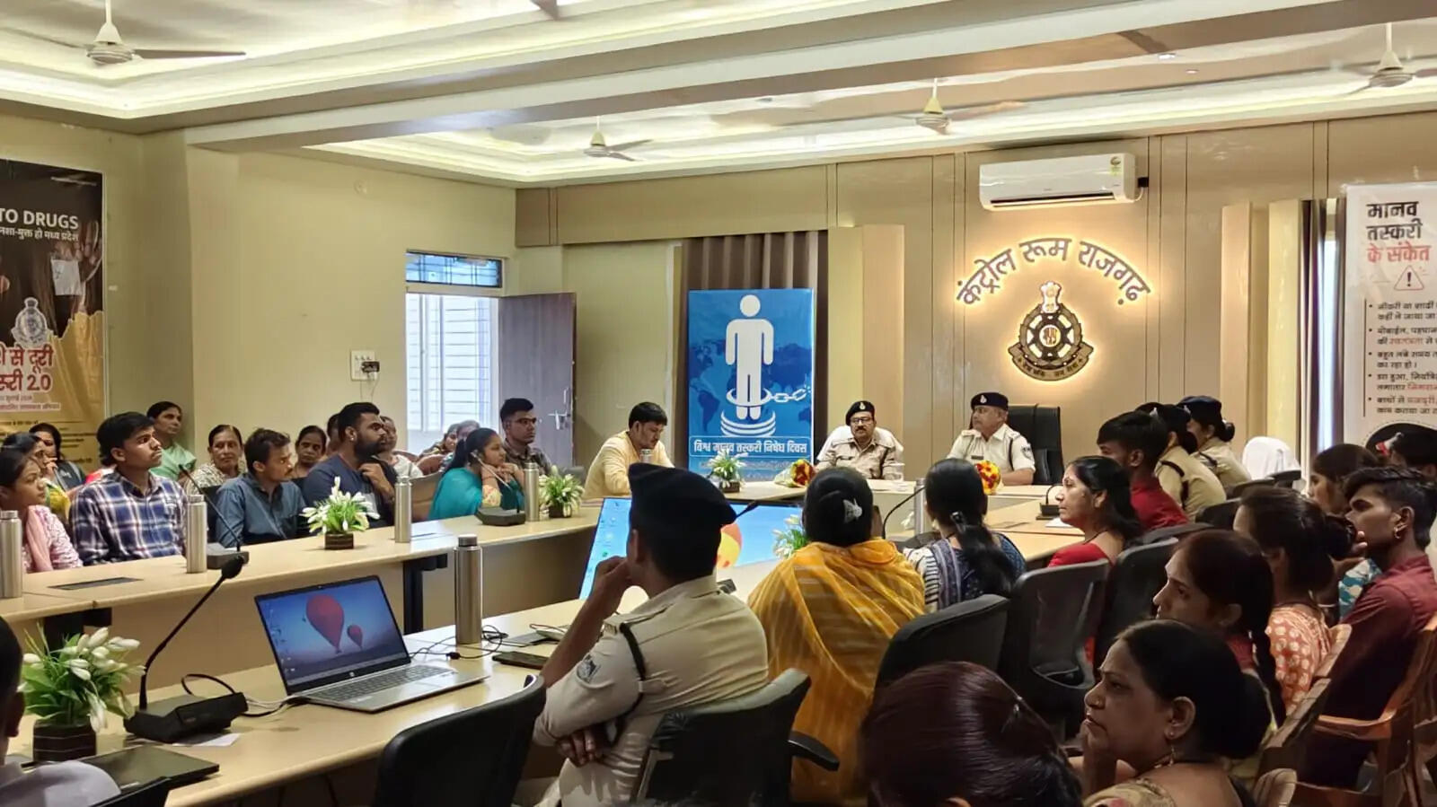राजगढ़ः मानव तस्करी रोकने पुलिस का जागरूकता अभियान, युवाओं और महिलाओं को बताए बचाव के उपाय