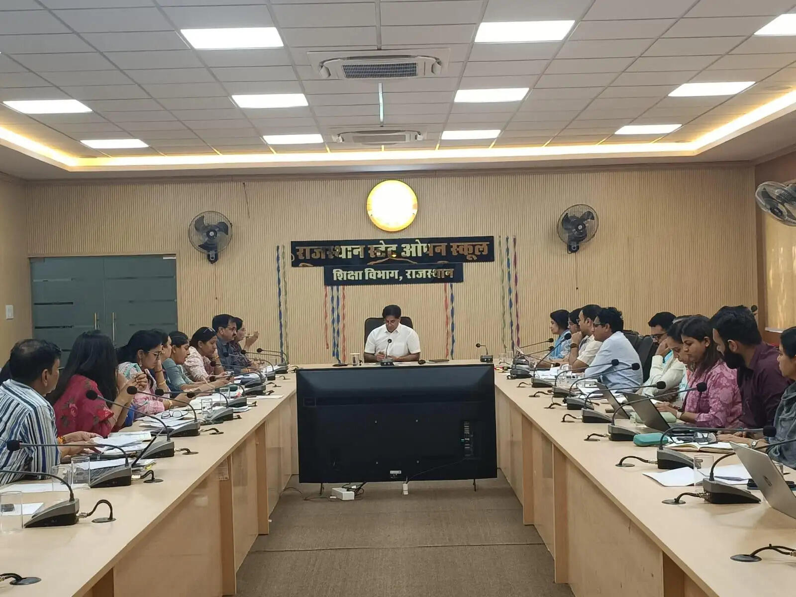 जर्जर विद्यालय भवनों की मरम्मत मानसून से पहले पूर्ण करें: अतिरिक्त मुख्य सचिव शिक्षा विभाग