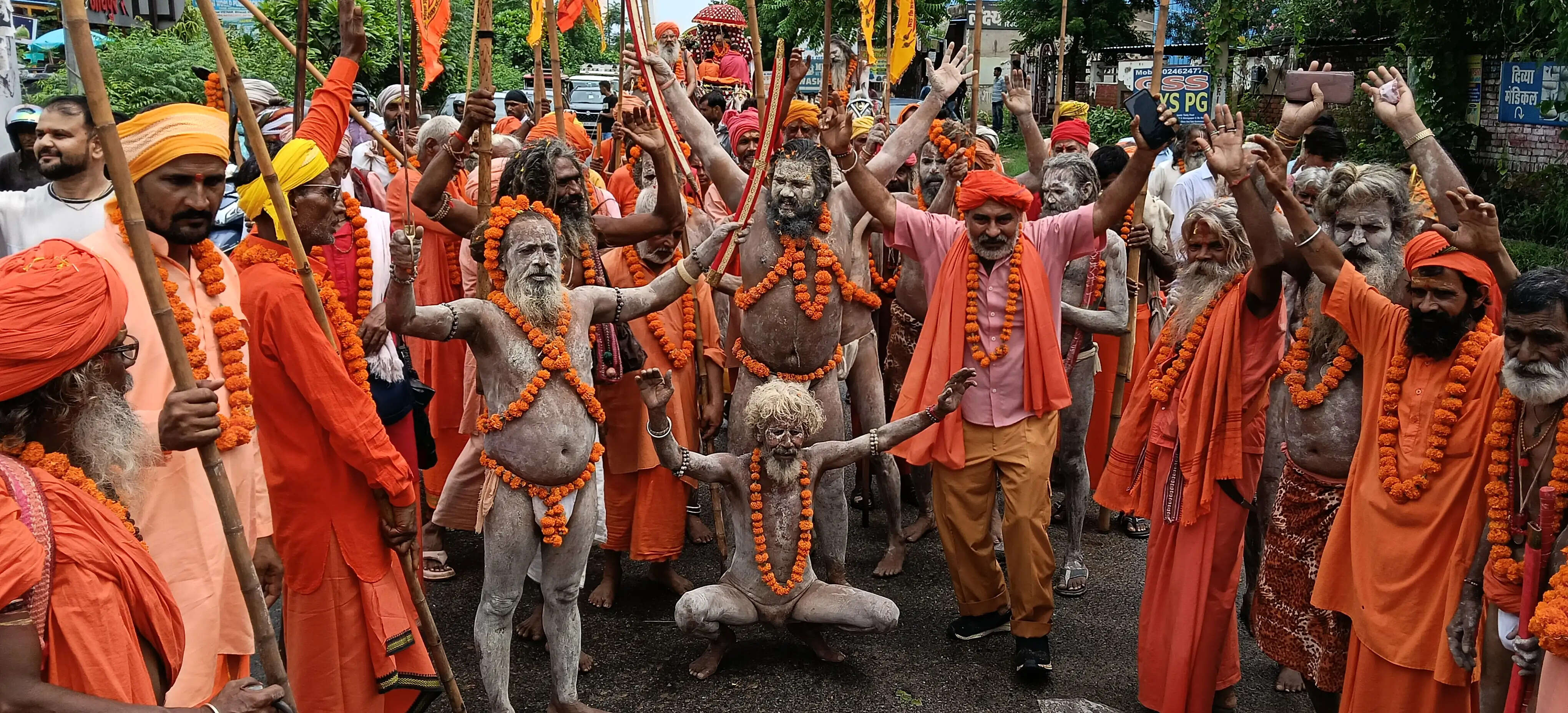 अलवर में संतों की निकली शाही सवारी, नागा साधुओं के करतबों ने खींचा लोगों का ध्यान
