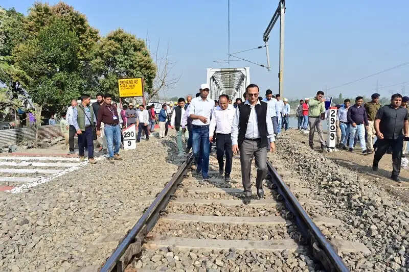 पूसीरे के जीएम ने कामाख्या– न्यूबंगाईगांव- डांगतल- सेक्शन का किया संरक्षा निरीक्षण