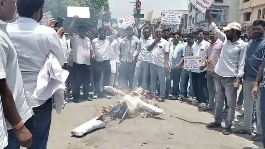 डूंगला थाने में मंत्री की कथित गाली-गलौज वाले ऑडियो पर बवाल, कलक्ट्रेट पर किया प्रदर्शन, बर्खास्तगी की मांग
