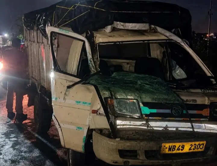 सिग्नल पर खड़े पिकअप वाहन से टकराया डंपर, 24 श्रमिक घायल