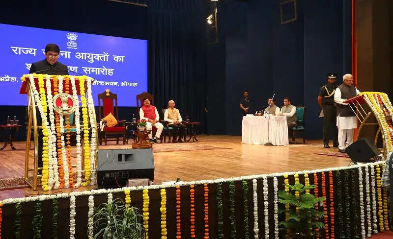 मप्रः राज्यपाल पटेल ने नवनियुक्त राज्य सूचना आयुक्तों को दिलाई शपथ