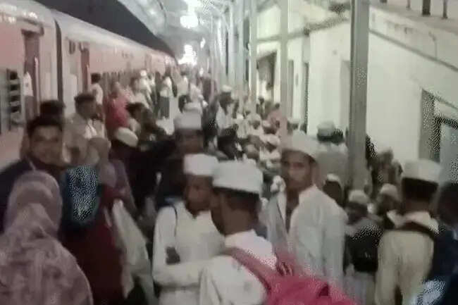 बिहार से ट्रेन में महाराष्ट्र ले जाए जा रहे थे 167 मुस्लिम बच्चे, तस्करी की आशंका में मप्र के कटनी स्टेशन पर उतारा