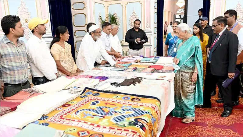 बुनकरों एवं शिल्पकारों की प्रदर्शनी का राज्यपाल ने किया अवलोकन