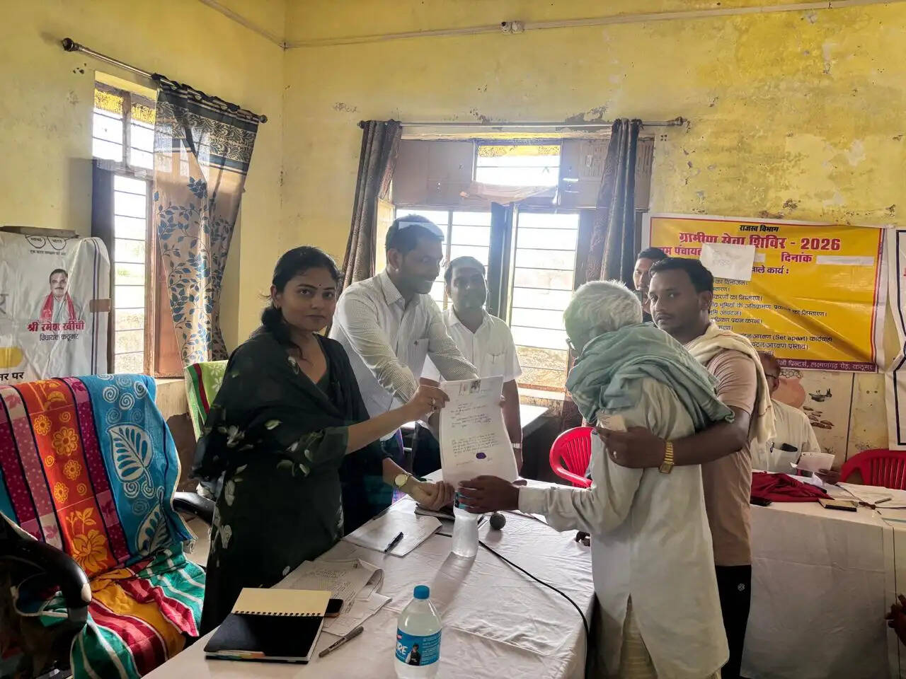 अलवर कलक्टर ने कठूमर व लक्ष्मणगढ़ का किया दौरा, ग्रामीण सेवा शिविर और पीएम श्री विद्यालय का लिया जायजा
