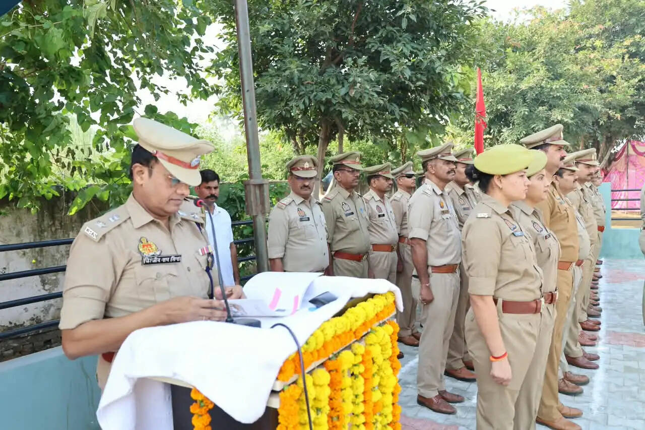हाथरस पुलिस ने शहीदों को दी श्रद्धांजलि, बलिदान को किया नमन