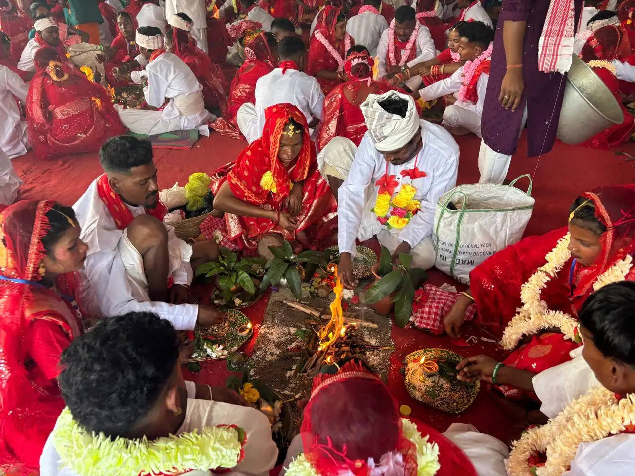 मार्घेरिटा में 127 जोड़ों का सामूहिक विवाह सम्पन्न: वैदिक मंत्रोच्चारण से गूंज उठा डिरक चाय बागान