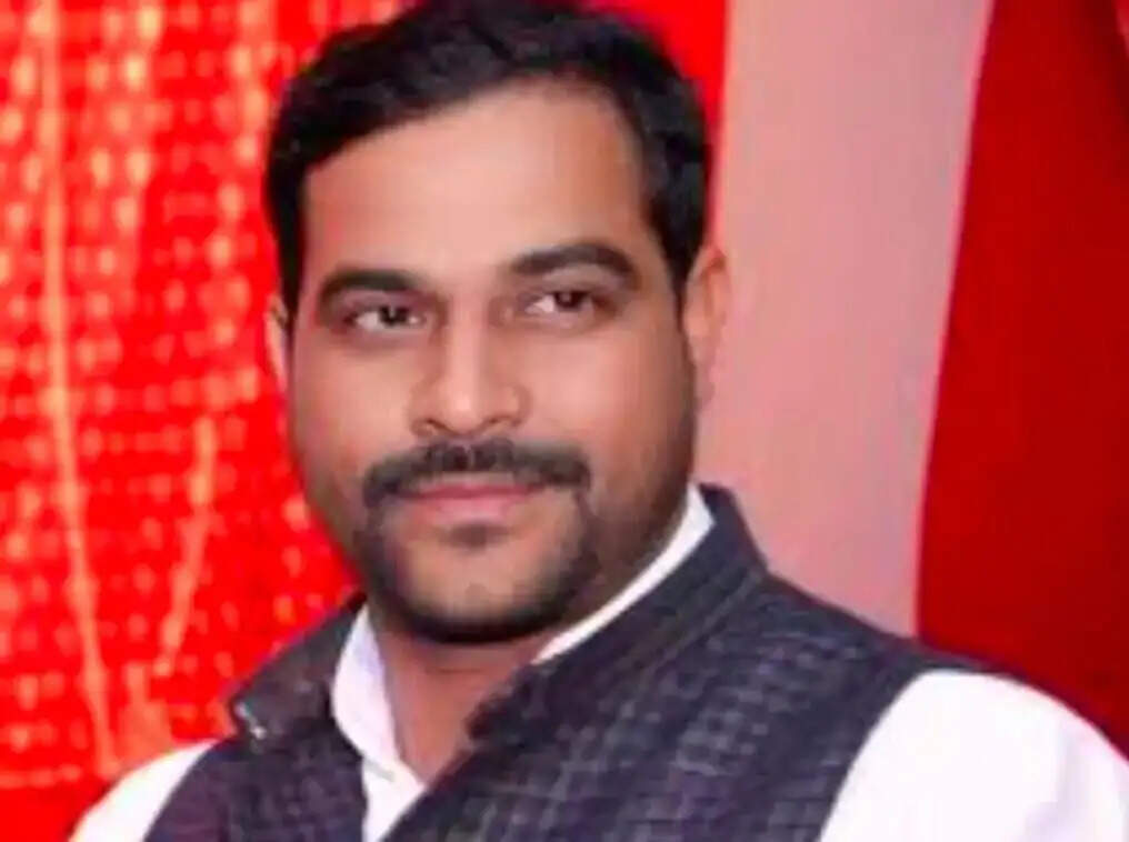 कम्पिल के पूर्व नगर पंचायत अध्यक्ष पर रिपोर्ट दर्ज