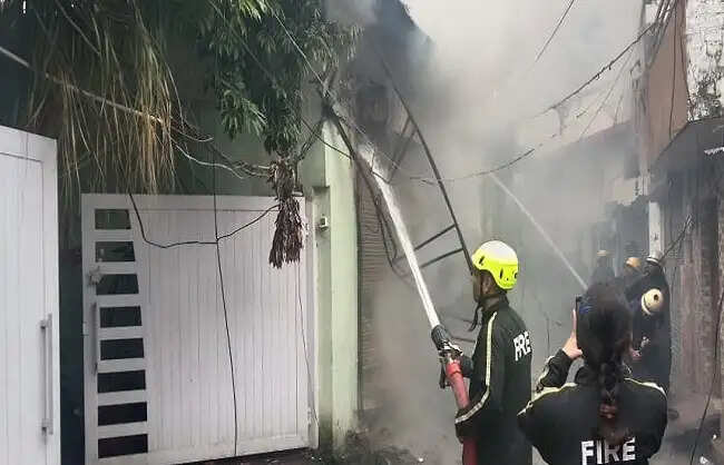 फोटो फ्रेमिंग की दुकान में लगी आग, कोई जनहानि नहीं