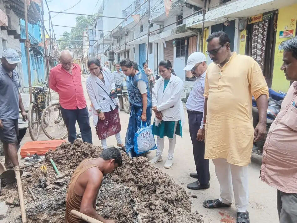 नालियों में बिछी पेयजल पाइपलाइन से जलजनित बीमारियों का अंदेशा बनी चिंता