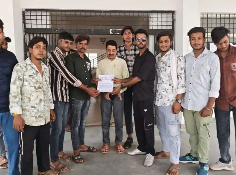 राजगढ़ः छात्रवृत्ति में देरी और कम राशि पर भड़के छात्र,सीटें बढ़ाने की मांग को लेकर प्राचार्य को सौंपा ज्ञापन