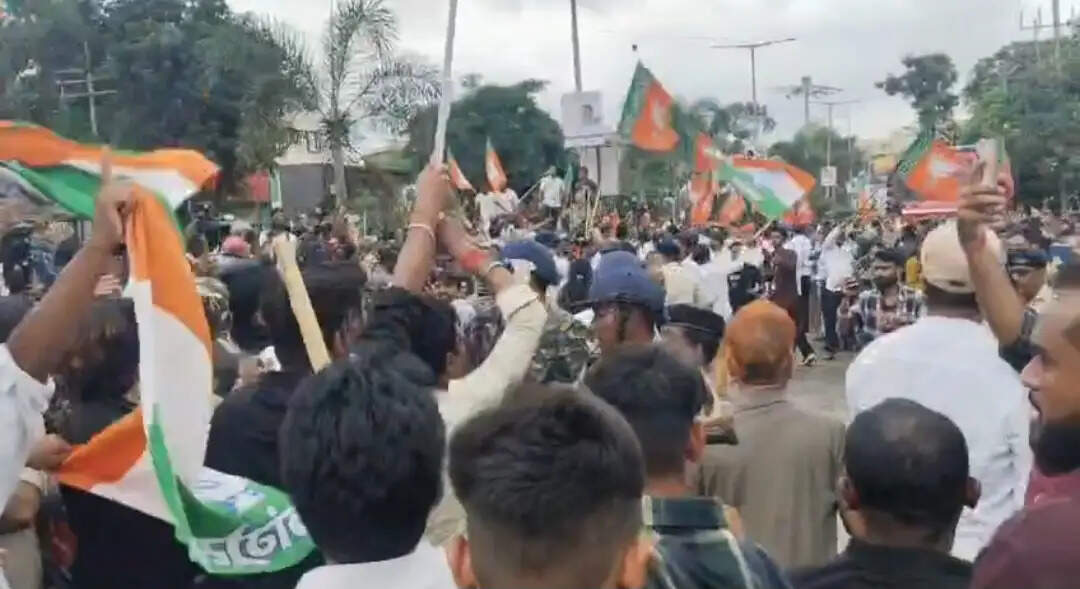 रांची : बैरिकेडिंग तोड़ कांग्रेस व भाजपा कार्यकर्ता भिडे़, चले पत्थर