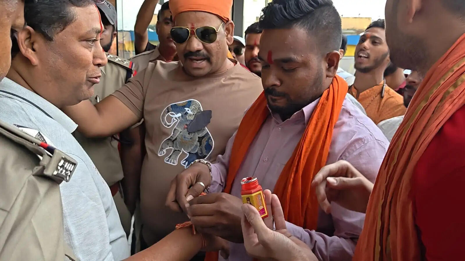 लेंसकार्ट के बाद अब पेंटालून में तिलक, कलावा को लेकर वबाल, हिन्दू संगठन का प्रदर्शन