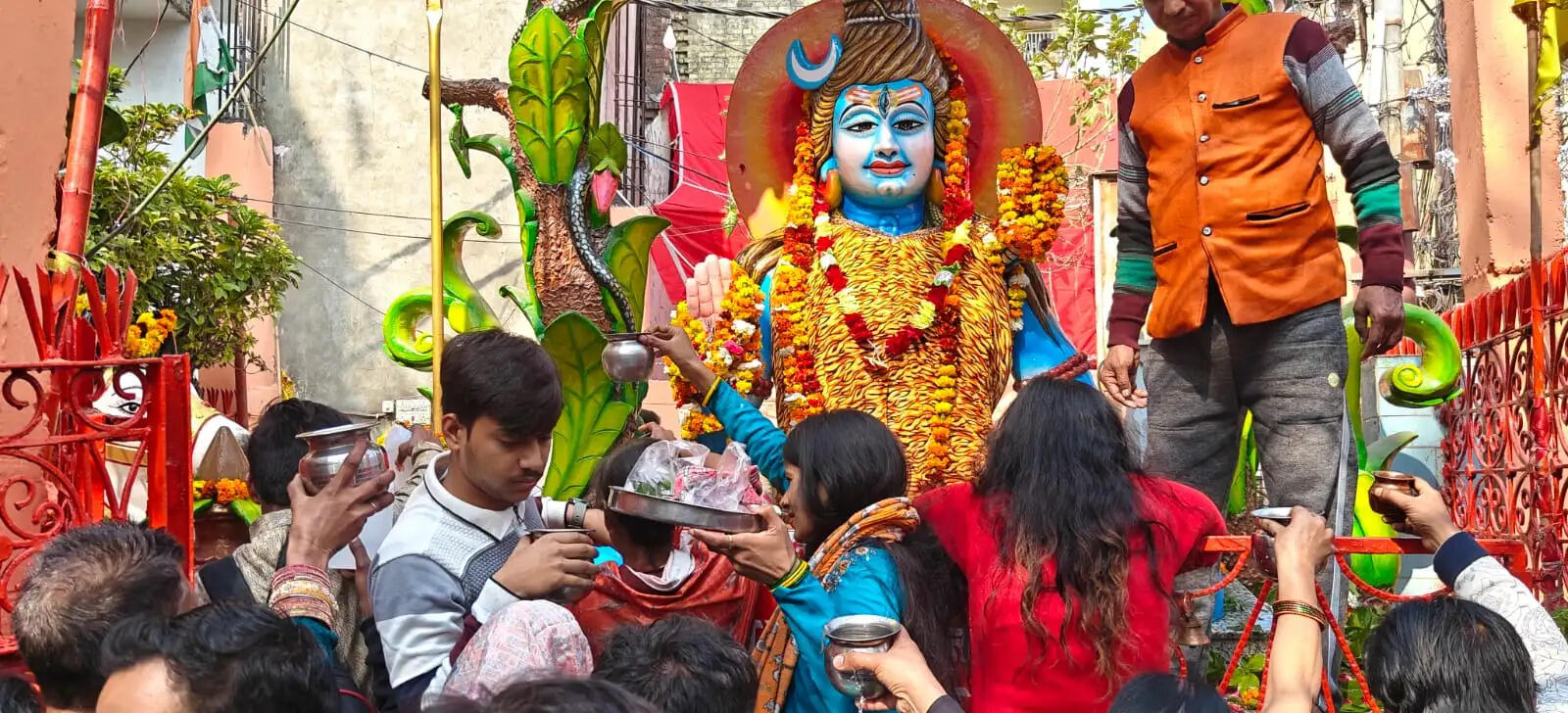 मुरादाबाद में महाशिवरात्रि की धूम, हर-हर महादेव के जयकारों से गूंजे शिवालय