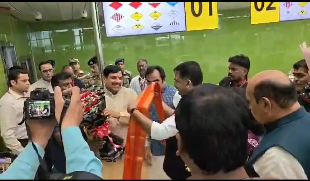 मुख्यमंत्री डॉ मोहन यादव का डुमना एयरपोर्ट पर आत्मीय स्वागत.