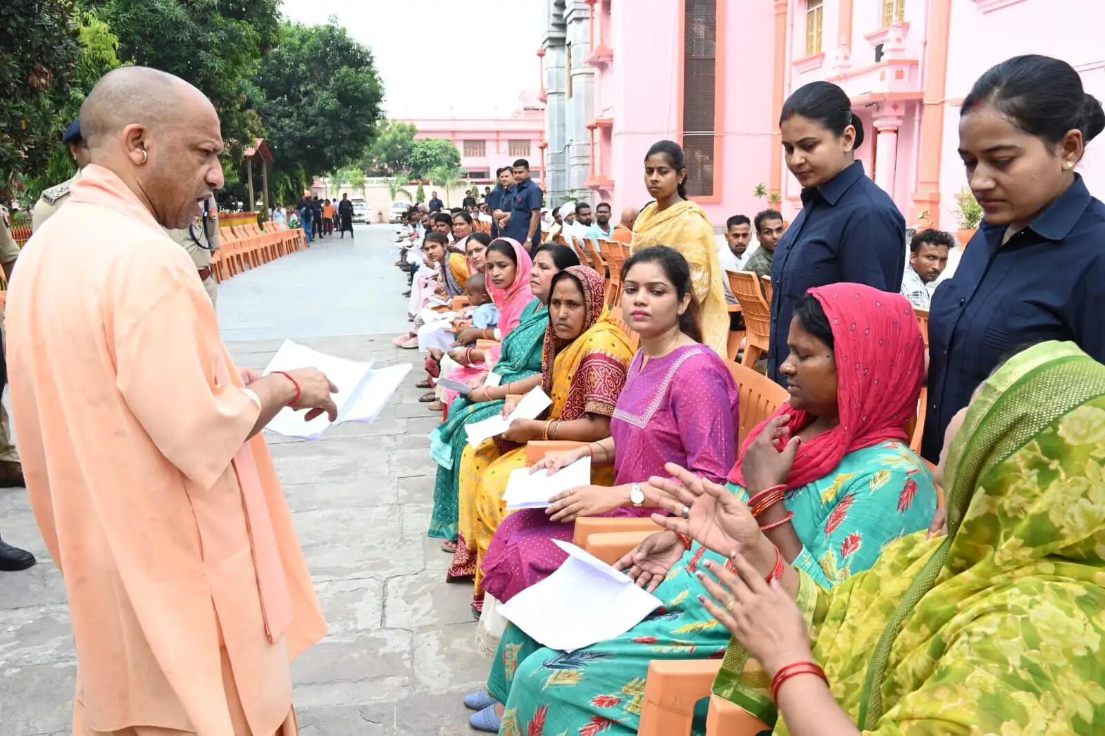 भूमि संबंधी प्रकरणों में लापरवाही पर हो सख्त कार्रवाई : मुख्यमंत्री याेगी