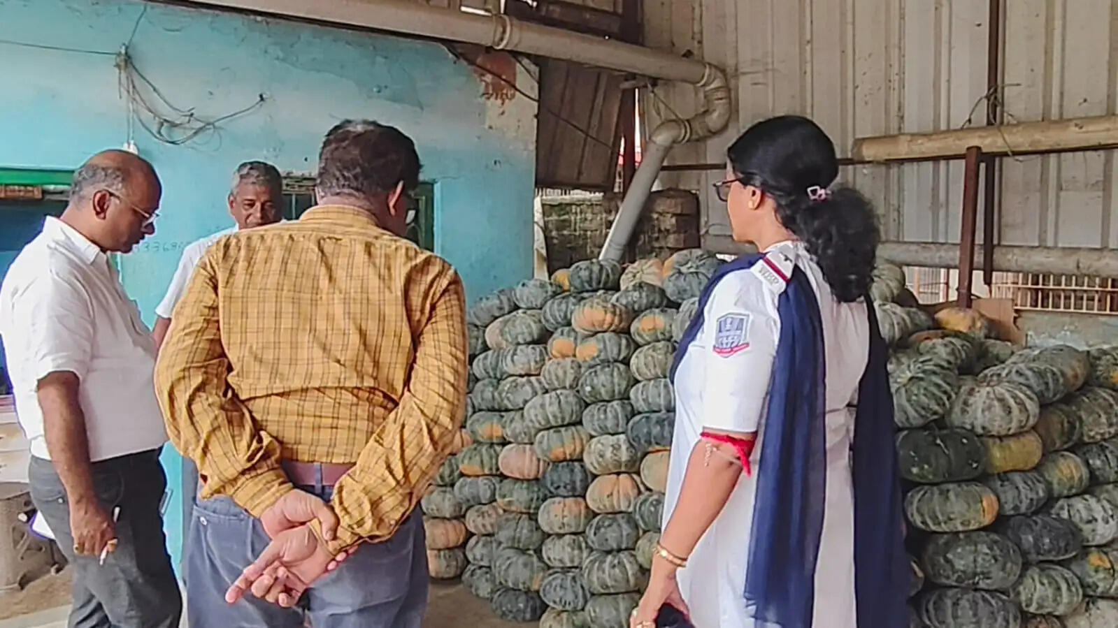 बैंडेल बाजार में पुलिस की छापेमारी, चीनी से सब्जियों तक कीमतों और स्टॉक की जांच