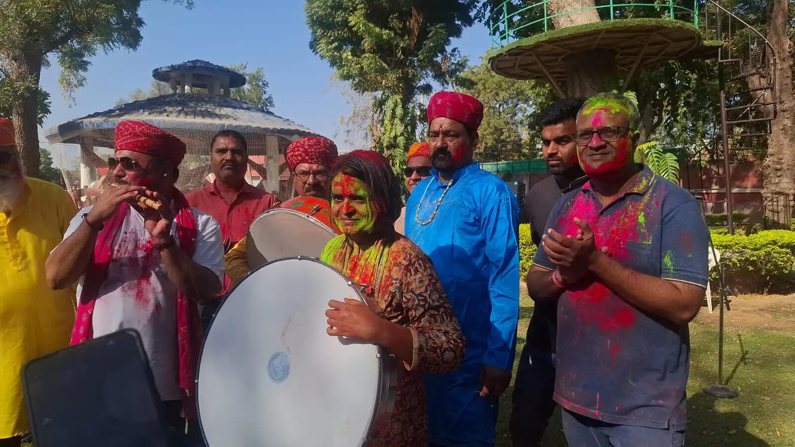 होली के रंगों में चंग पर थाप और लोकगीतों पर आनंद