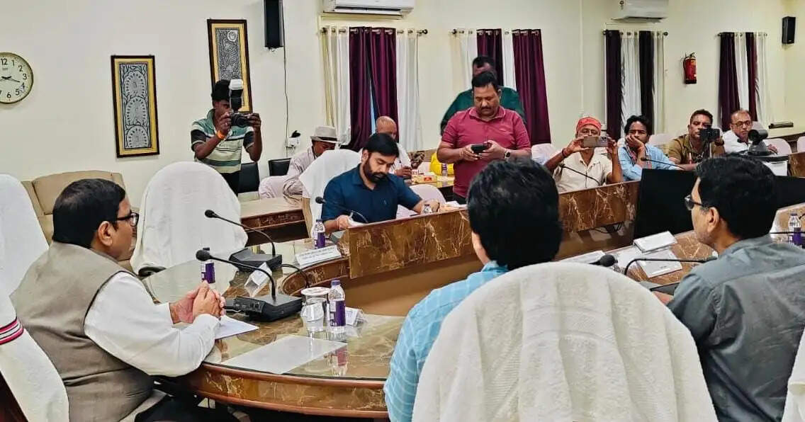 स्नातक से 40 और शिक्षक निर्वाचन क्षेत्र से 13 अभ्यर्थी मैदान में