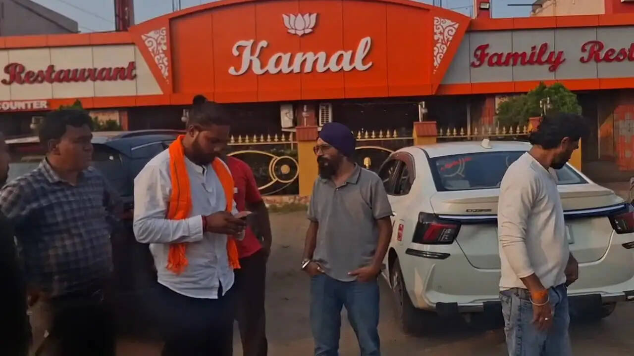 शराब की दुकान पर कमल के निशान को लेकर भाजपा कार्यकर्ताओं ने जताया विरोध