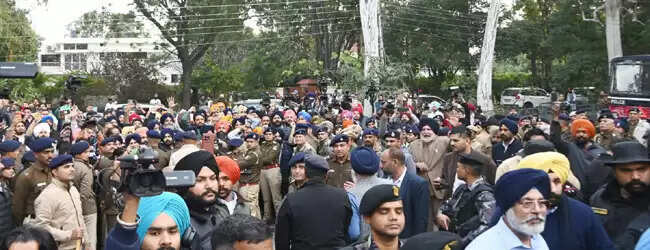 पंजाब डीजीपी काे गिरफ्तारी देने पहुंचे सुखबीर बादल, हुआ हंगामा