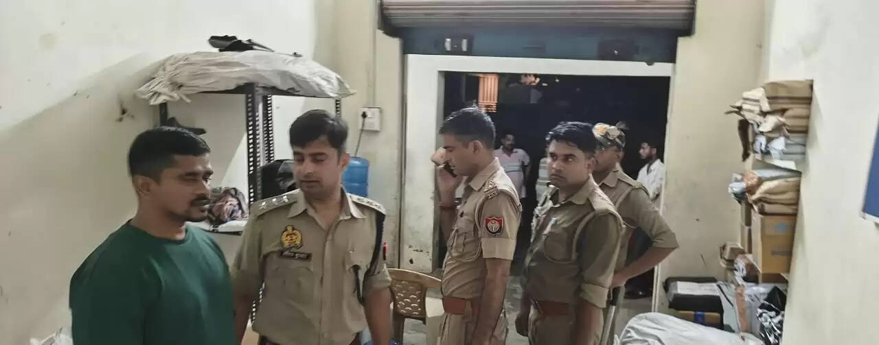 कोरियर कंपनी के मैनेजर को नौकरी न देने पर युवक ने गोली मारी