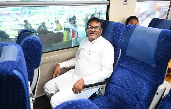 पीएम के ईंधन संरक्षण के प्रति प्रतिबद्धता, मंत्री डॉ. प्रमोद कुमार ने ट्रेन से की गयाजी यात्रा