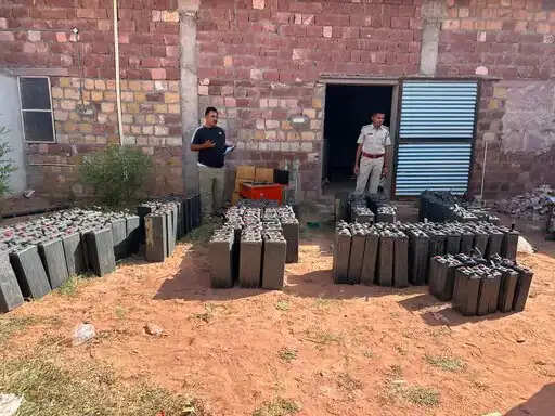 सुनसान मकान से लाखों की टावर बैटरियां बरामद