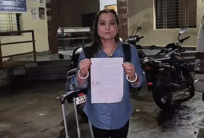 दुबई से अपने पति की तलाश में मध्य प्रदेश के सतना पहुंची महिला, पुलिस से मांगी मदद