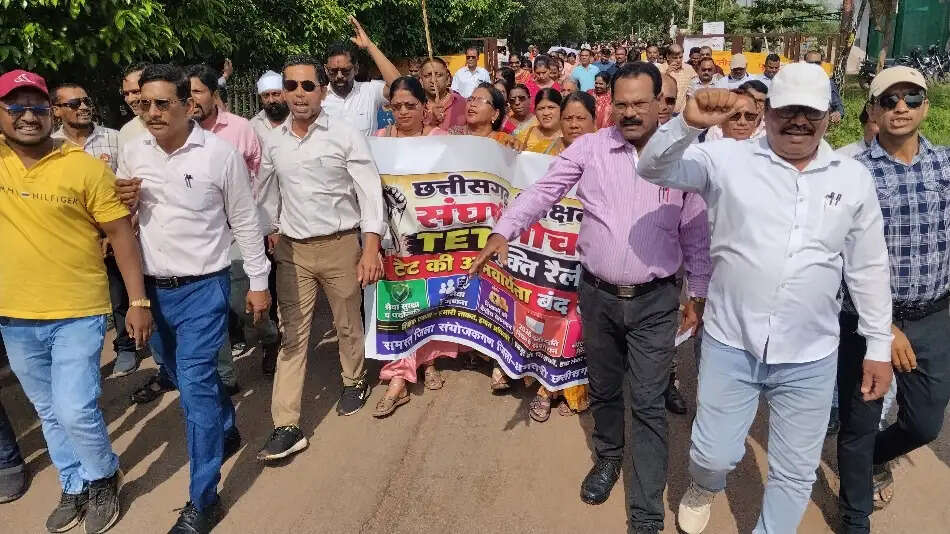टीईटी की अनिवार्यता समाप्त करने समेत पांच सूत्री मांगों को लेकर शिक्षकों ने कलेक्ट्रेट घेरा