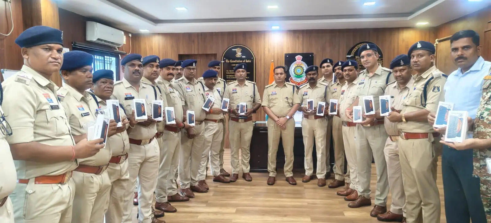 60 विवेचकों को मिले हाईटेक मोबाइल, डिजिटल होगी पुलिस जांच
