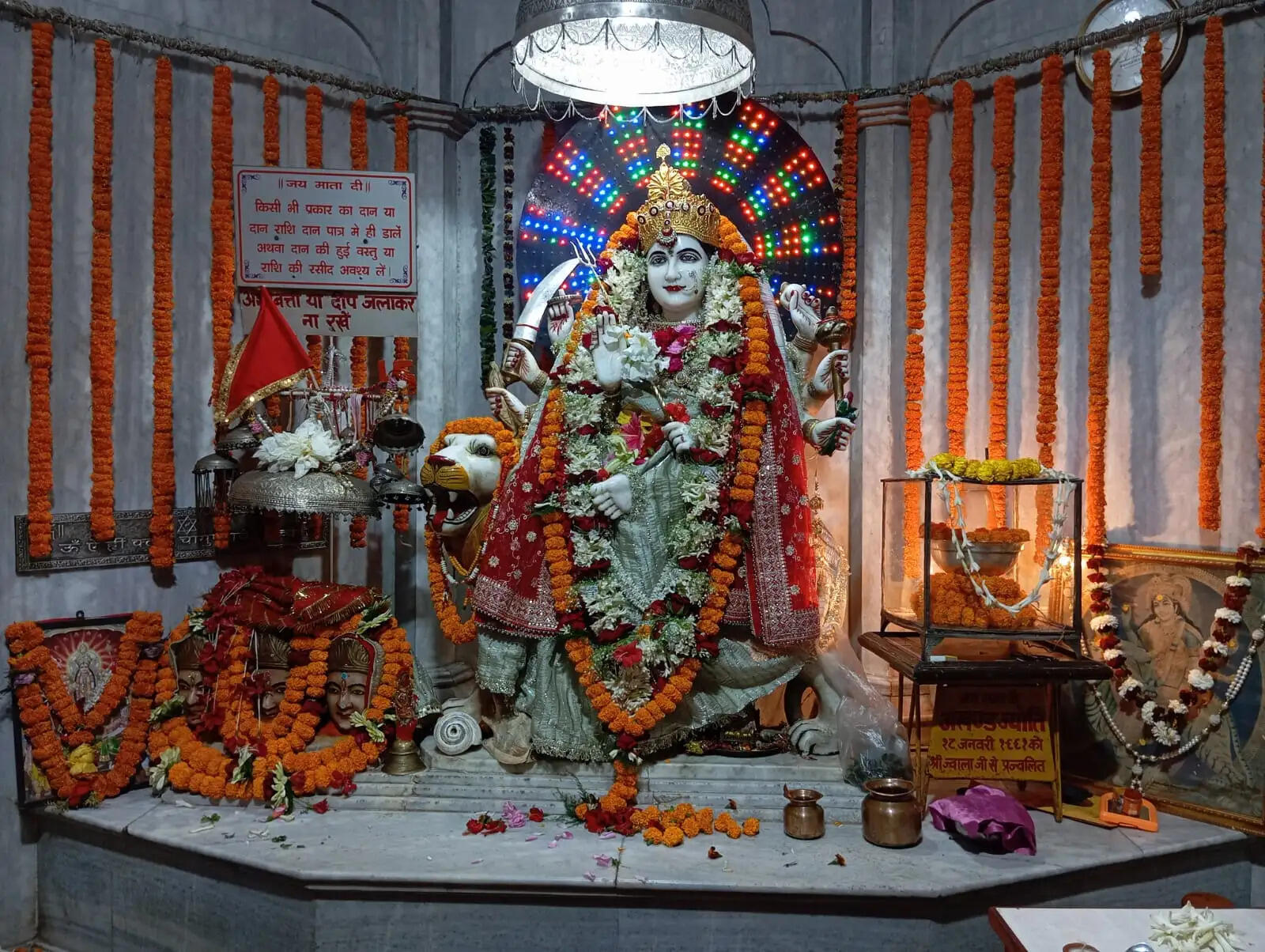जयकारों से गूंजा वैष्णो देवी मंदिर, कलश स्थापना के साथ नवरात्र शुरू