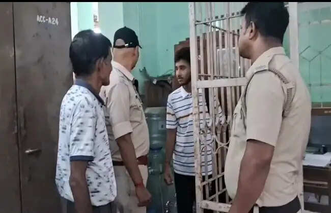 कॉलेज में छात्र ने खुद पर केरोसिन डालकर जताया विरोध, जांच में जुटी पुलिस