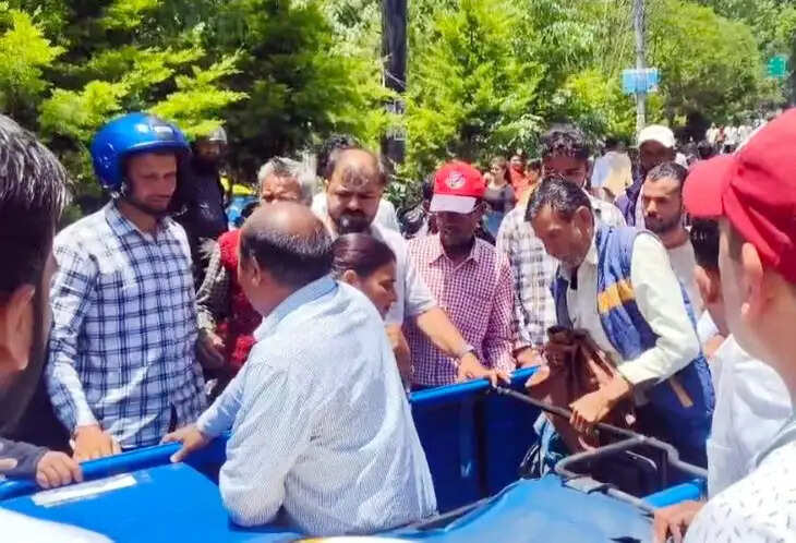 मल्लीताल में ई-रिक्शा पलटा, चार पर्यटक घायल