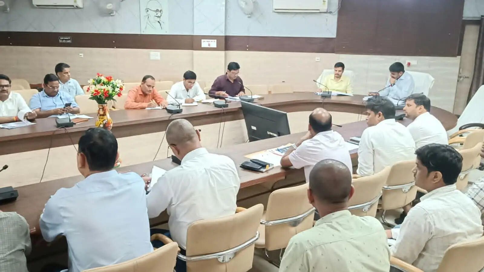 दस करोड़ से अधिक की परियोजनाओं को समय से पूरा कराने पर डीएम का जोर