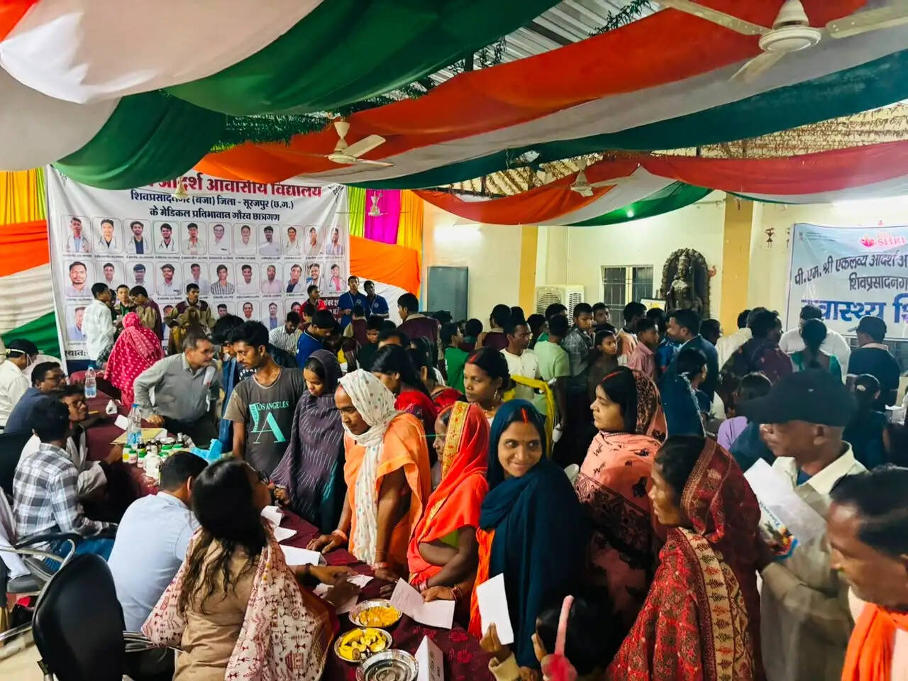एकलव्य विद्यालय में आयुष स्वास्थ्य शिविर, 240 लोगों को मिला आयुर्वेदिक उपचार