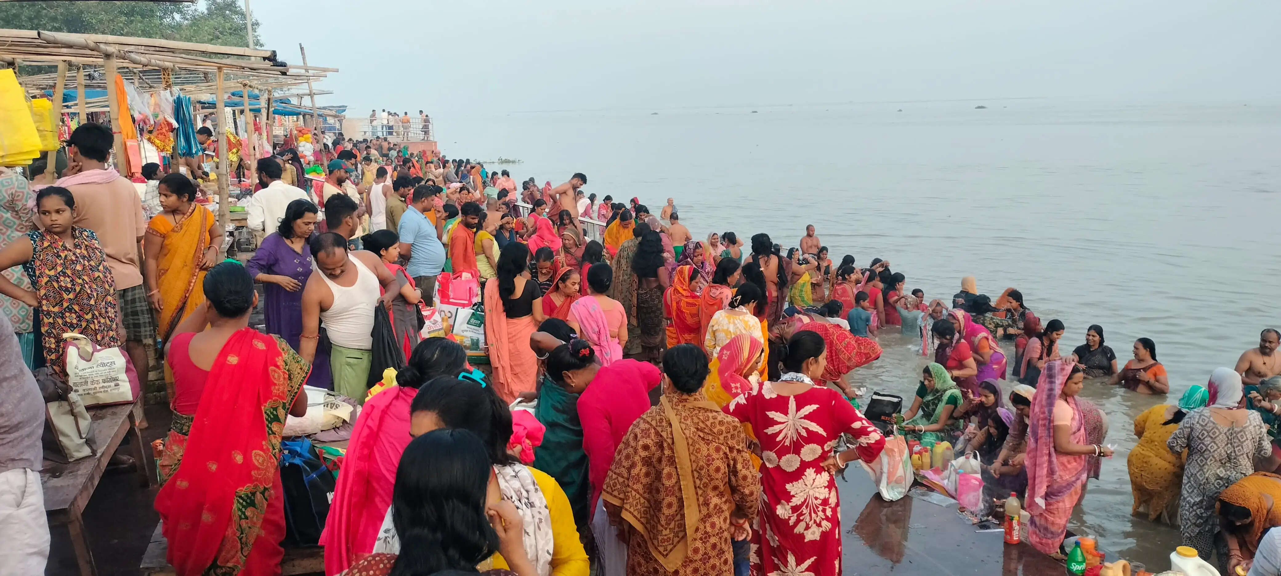भागलपुर के विभिन्न गंगा घाटों पर उमड़ा श्रद्धा का सैलाब, नहाय-खाय के साथ माताओं का कठिन ‘जिउतिया’ व्रत शुरू