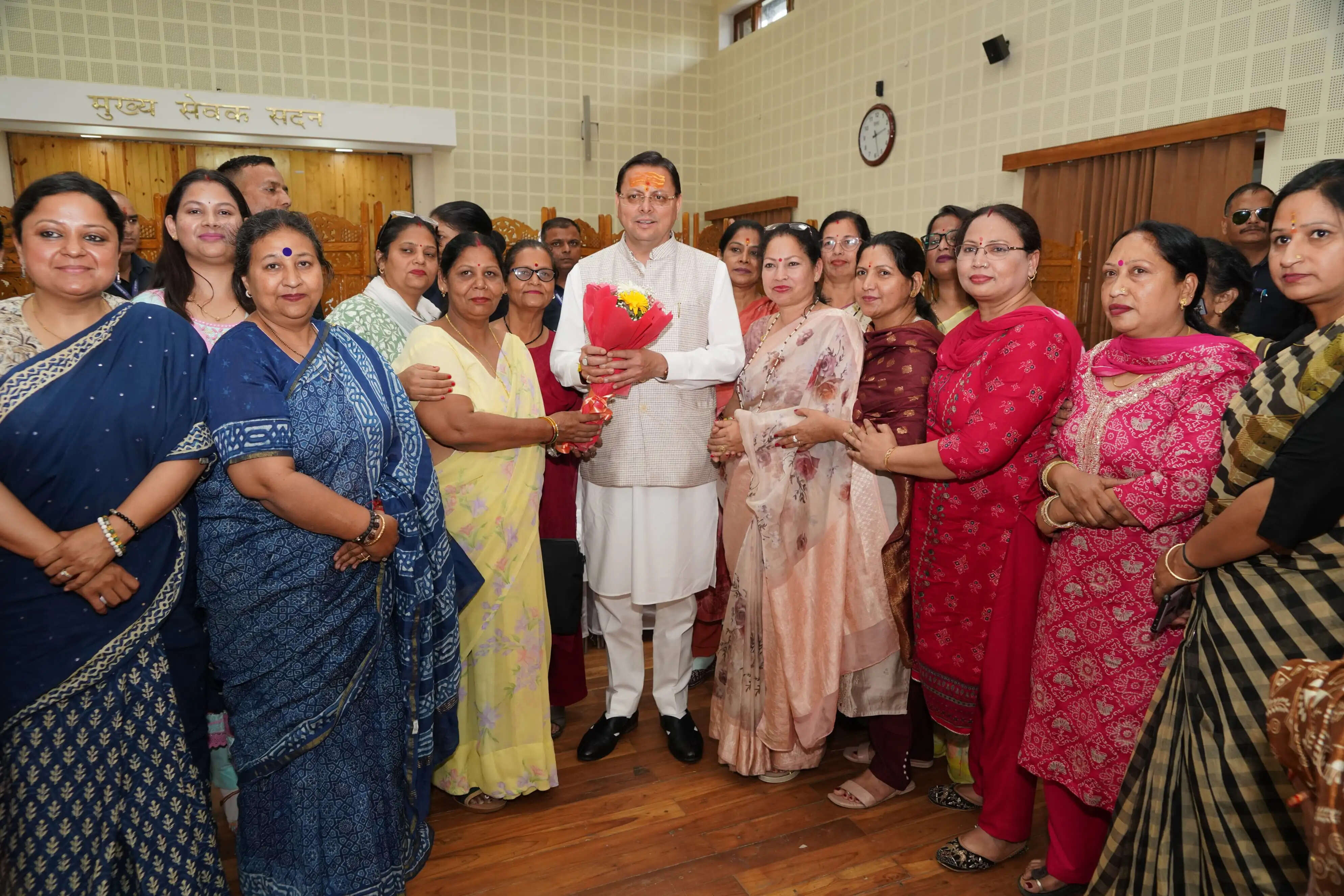 मुख्यमंत्री ने सुनी समस्याएं, निस्तारण के लिए निर्देश