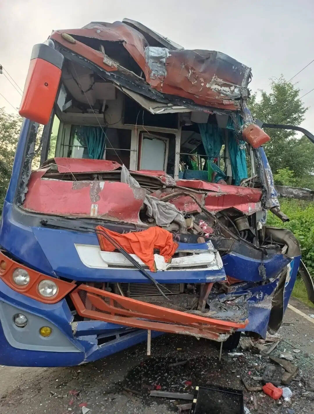 कोडरमा के सतगावां में कांवड़ियों से भरी बस ट्रक से टकराई, तीन कांवड़ियों की मौत