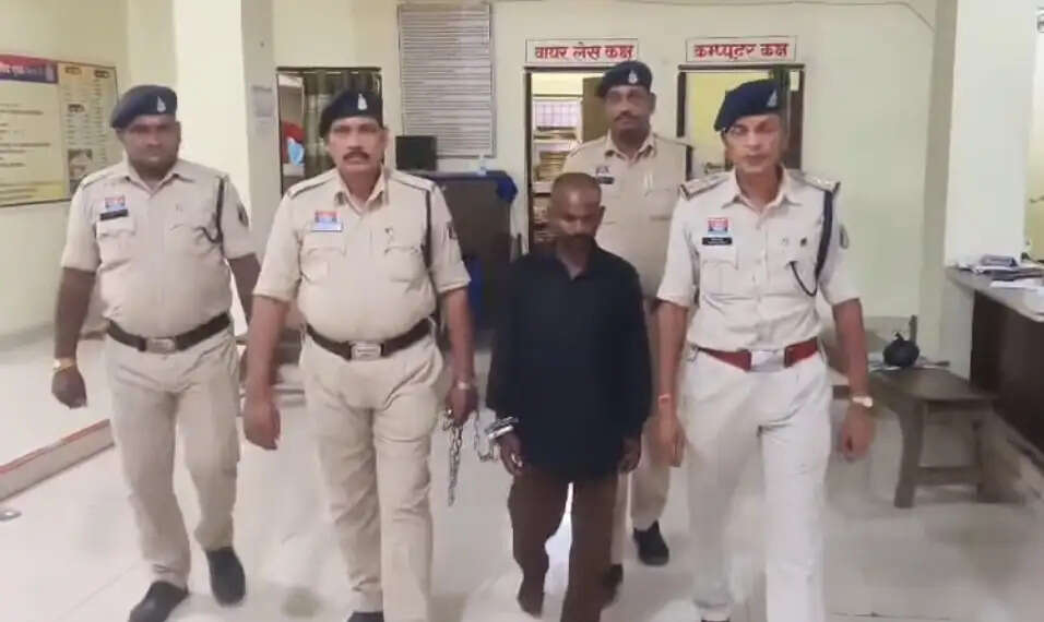 जंगल में छिपे हत्या के आरोपित को हसौद पुलिस ने दबोचा