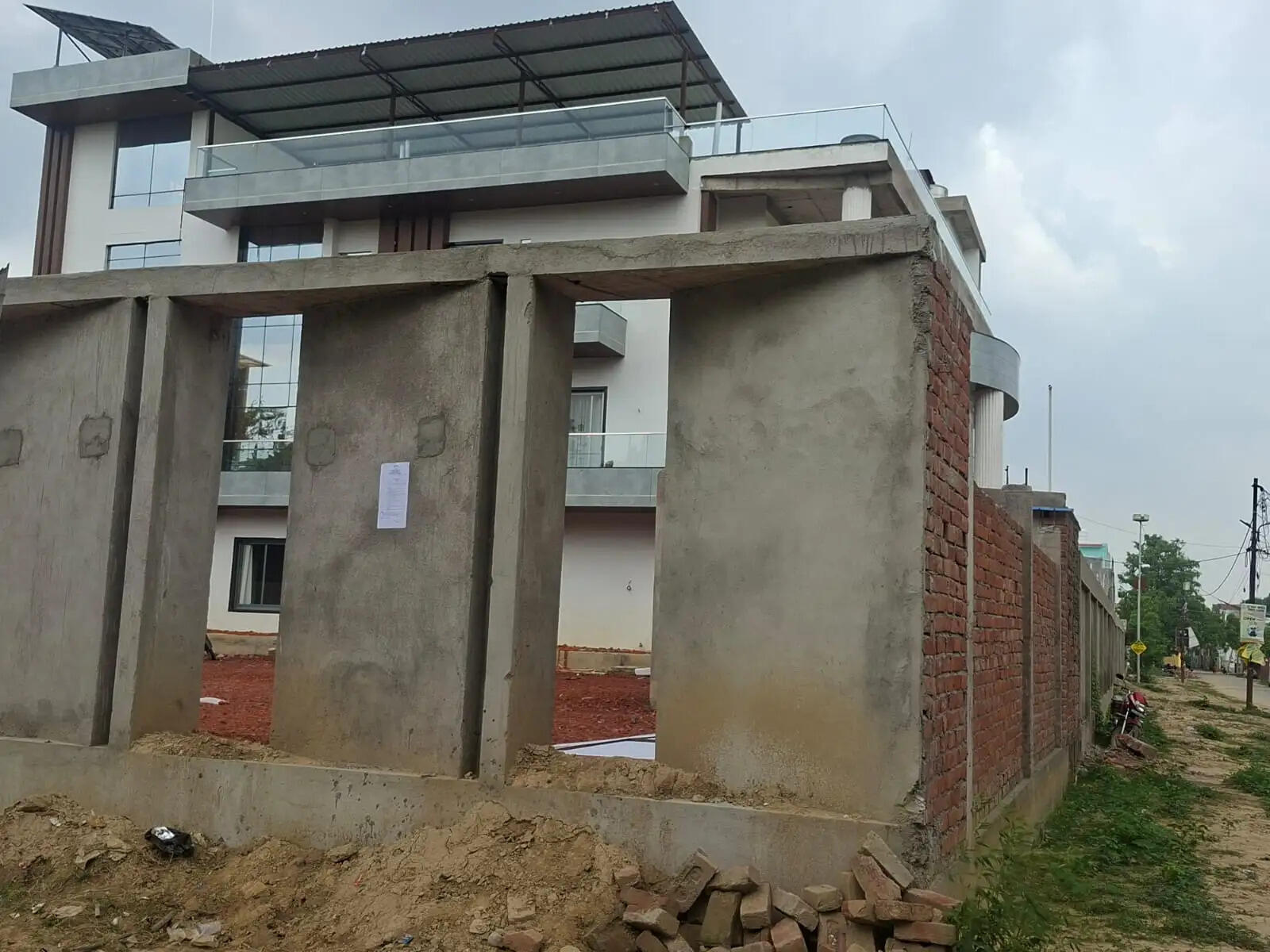 सीतापुर में सपा के पूर्व विधायक अनूप गुप्ता के नवनिर्मित मकान पर प्रशासन की नोटिस चस्पा
